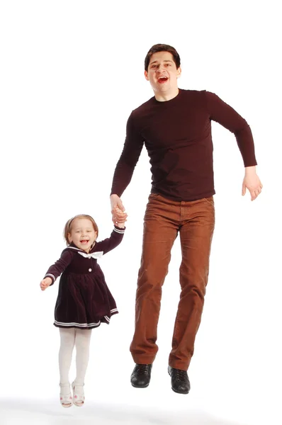 점프 하는 딸과 함께 행복 한 아버지 — 스톡 사진