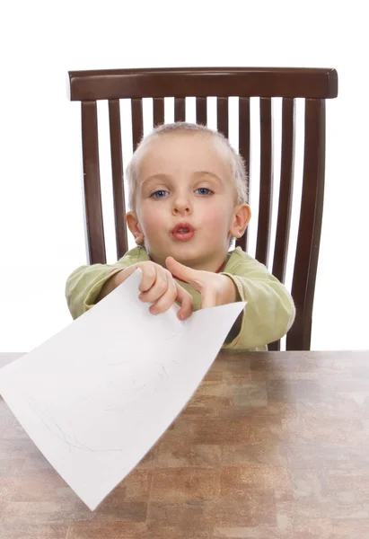 Мальчик показывает лист бумаги — стоковое фото