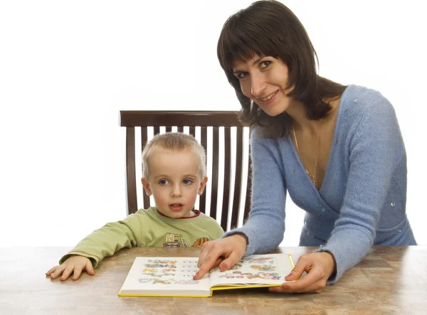 Мати з сином читає — стокове фото