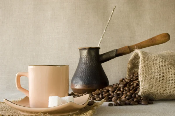 Granos de café, cezve y tapas de café — Foto de Stock