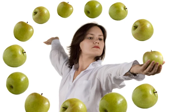 मुलगी आणि उड्डाण करणारे सफरचंद — स्टॉक फोटो, इमेज