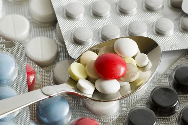 Tabletki w łyżka — Zdjęcie stockowe