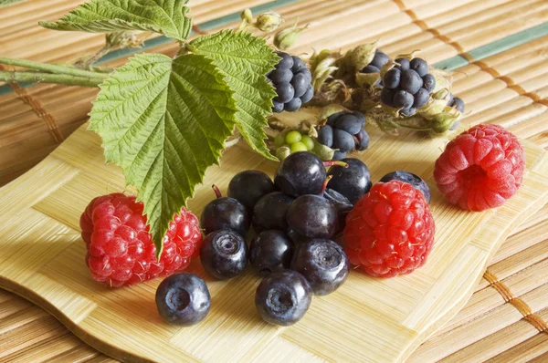 Blauwe bosbessen, blackberry en frambozen, zomer fruit — Stockfoto