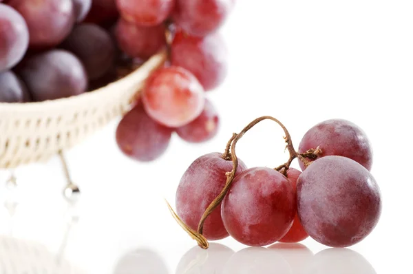 Winogron w gab na białym tle — Zdjęcie stockowe