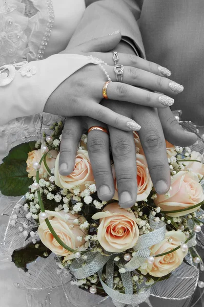 Mains avec anneaux de mariage — Photo