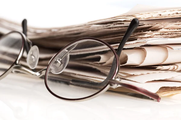 Εφημερίδες και γυαλιά — Δωρεάν Φωτογραφία