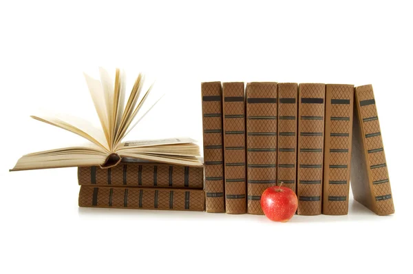 堆栈的书籍和苹果 — 图库照片