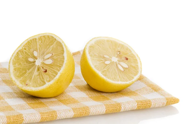 플레이스매트 절연에 레몬 — 스톡 사진