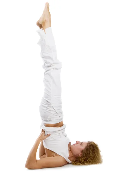 Yoga sarvangasana schouder staan — Stockfoto
