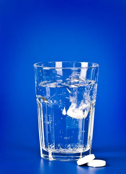 Аспирин и стакан воды — стоковое фото