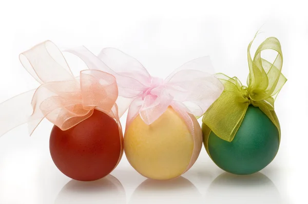 Velikonoční vajíčka se stuhou — Stock fotografie
