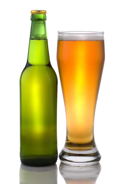 Γυαλί και μπουκάλι μπύρας — Φωτογραφία Αρχείου