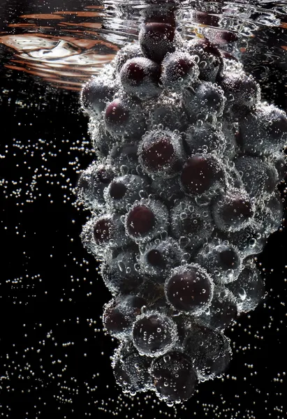 Крупный план винограда с луковицами под водой — стоковое фото
