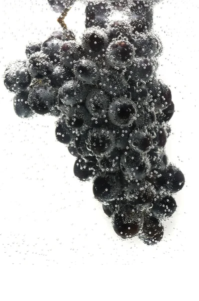 Gros plan du raisin avec des bulbes sous l'eau — Photo