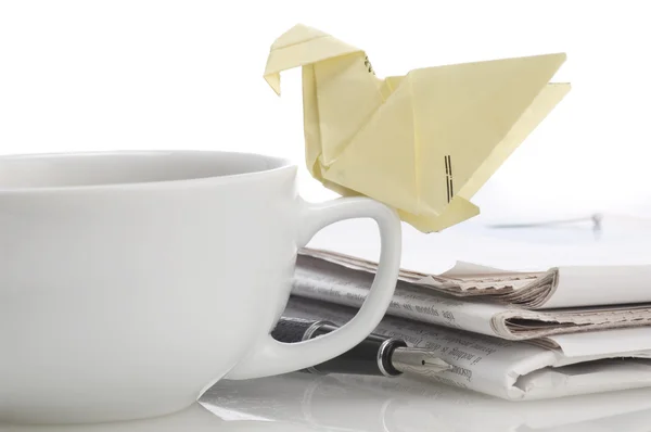 Guindaste Origami contra xícara de café — Fotografia de Stock