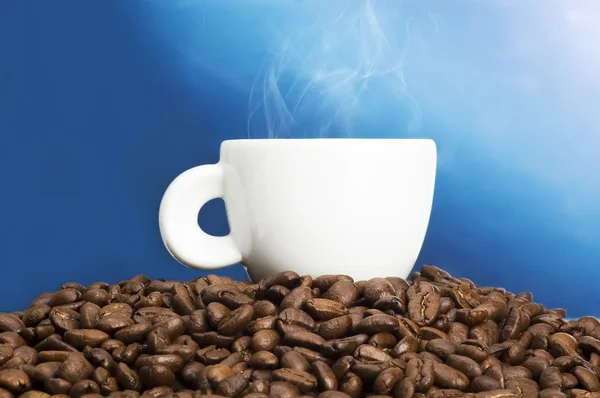 Grãos de café e tampa de café — Fotografia de Stock