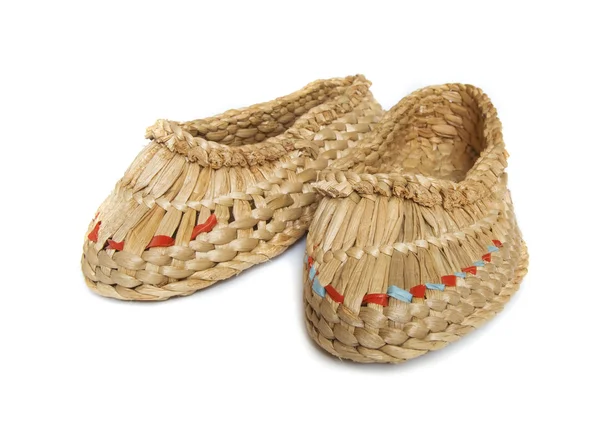 Старая плетеная обувь — стоковое фото