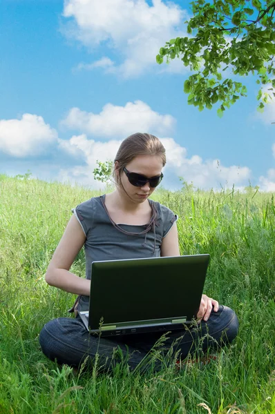 Çimlerin üstünde laptop ile kız — Stok fotoğraf