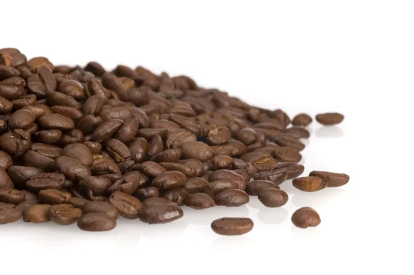 Жменька коричневих кавових зерен — стокове фото