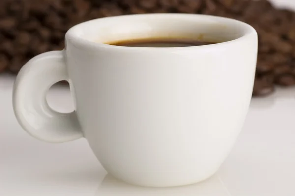 Kahve çekirdekleri ve kahve kap — Stok fotoğraf