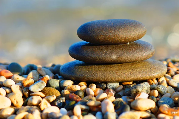 Trzy skały wyważone kontrastu morze kamieni — Zdjęcie stockowe