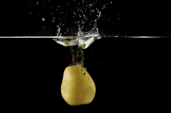 Splashing pear.Series de frutos salpicantes — Fotografia de Stock