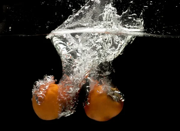 Stříkající persimmons.series rozstřikování ovoce — Stock fotografie