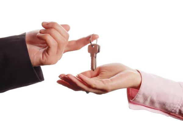 Мужчина вручает женщинам комплект ключей — стоковое фото