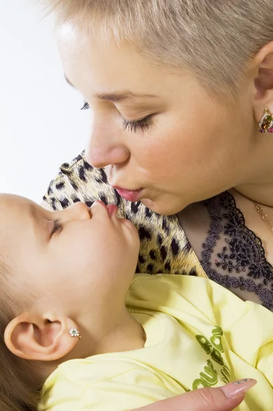 母亲和女儿接吻 — 图库照片