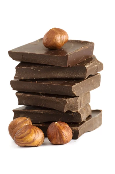 Gebrochene dunkle Schokolade isoliert — Stockfoto