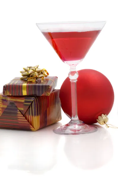 Kokteyl, hediyeler ve yılbaşı ball — Stok fotoğraf