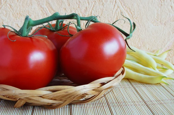 Cabang tomat dan buah haricot — Stok Foto
