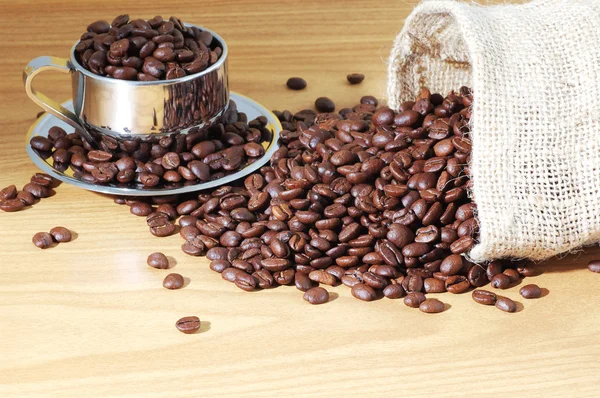 Кавові зерна і кепка кавових зерен — стокове фото