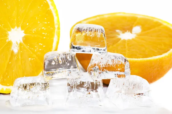 Kostki lodu sześć topi się w wodzie i kawałkami pomarańczy — Zdjęcie stockowe
