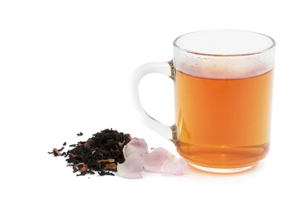Tazza di tè, foglie di tè e rosa selvatica su bianco — Foto Stock