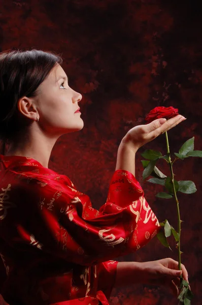 Γυναίκες με ένα τριαντάφυλλο στο χέρι — Φωτογραφία Αρχείου