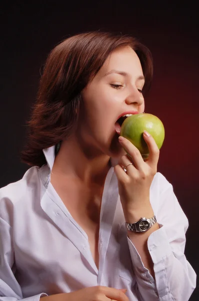 Дівчина встромляє яблуко — стокове фото