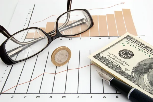 Grafico azionario, moneta, penna e occhiali — Foto Stock