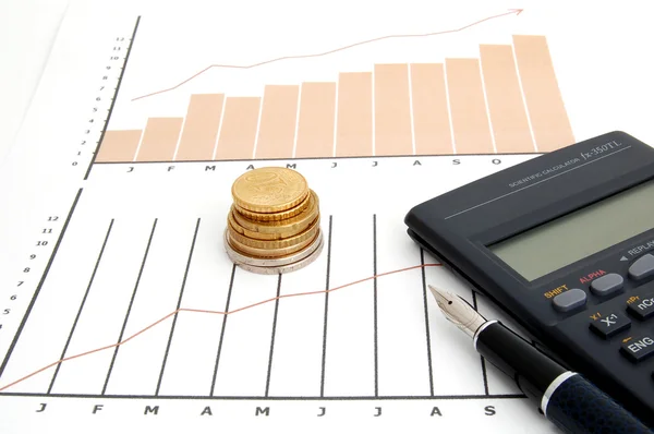 Wykres giełdowy, monety, pióro i kalkulator — Zdjęcie stockowe