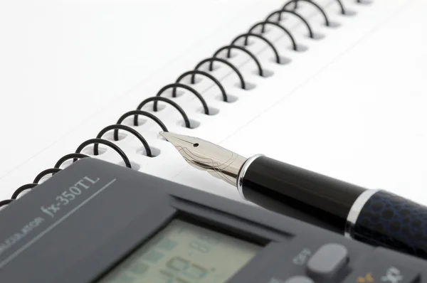 Penna, anteckningsblock och miniräknare — Stockfoto