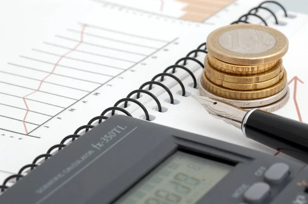 Aandelendiagram, munt, pen en calculator — Stockfoto