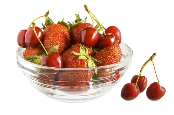 Fresas y cerezas en tazón sobre blanco —  Fotos de Stock