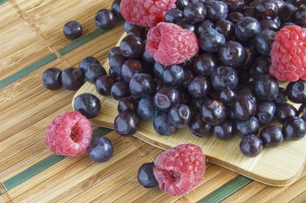 Bilberries and raspberries — Stock Photo, Image