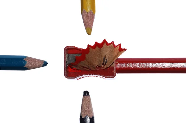Dört renkli kalemler ve kalemtıraş üzerinde beyaz — Stok fotoğraf