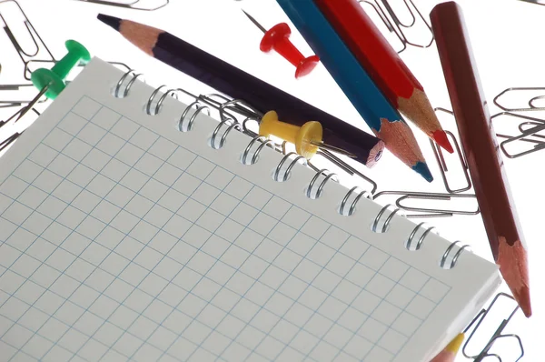 Not ve zımba ile kalemler — Stok fotoğraf