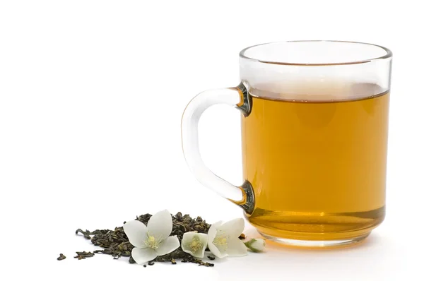 Φλιτζάνι τσάι, φύλλα τσαγιού και γιασεμί σε λευκό — Φωτογραφία Αρχείου