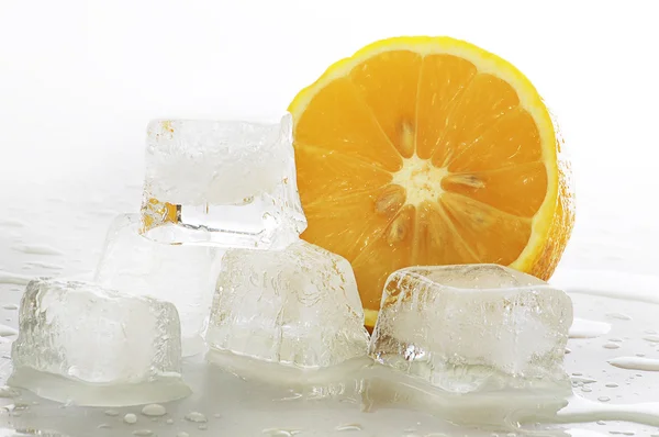 Кубики льда с лимоном — стоковое фото