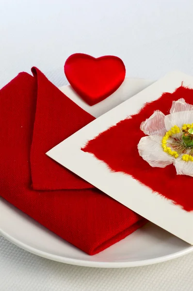 皿の上のバレンタイン カード — ストック写真