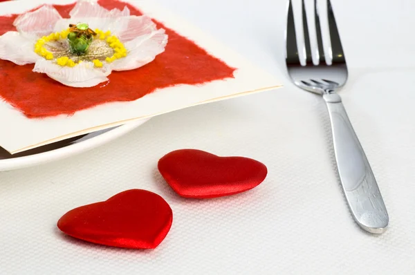Cartão de Dia dos Namorados no prato — Fotografia de Stock