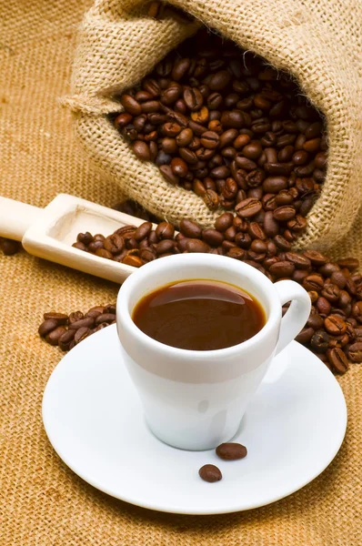 コーヒー豆とコーヒーのキャップ — ストック写真